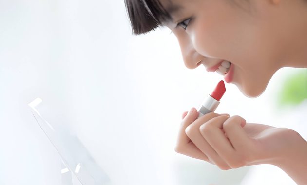 Sentuhan Akhir Lipstik Dan Setting Spray